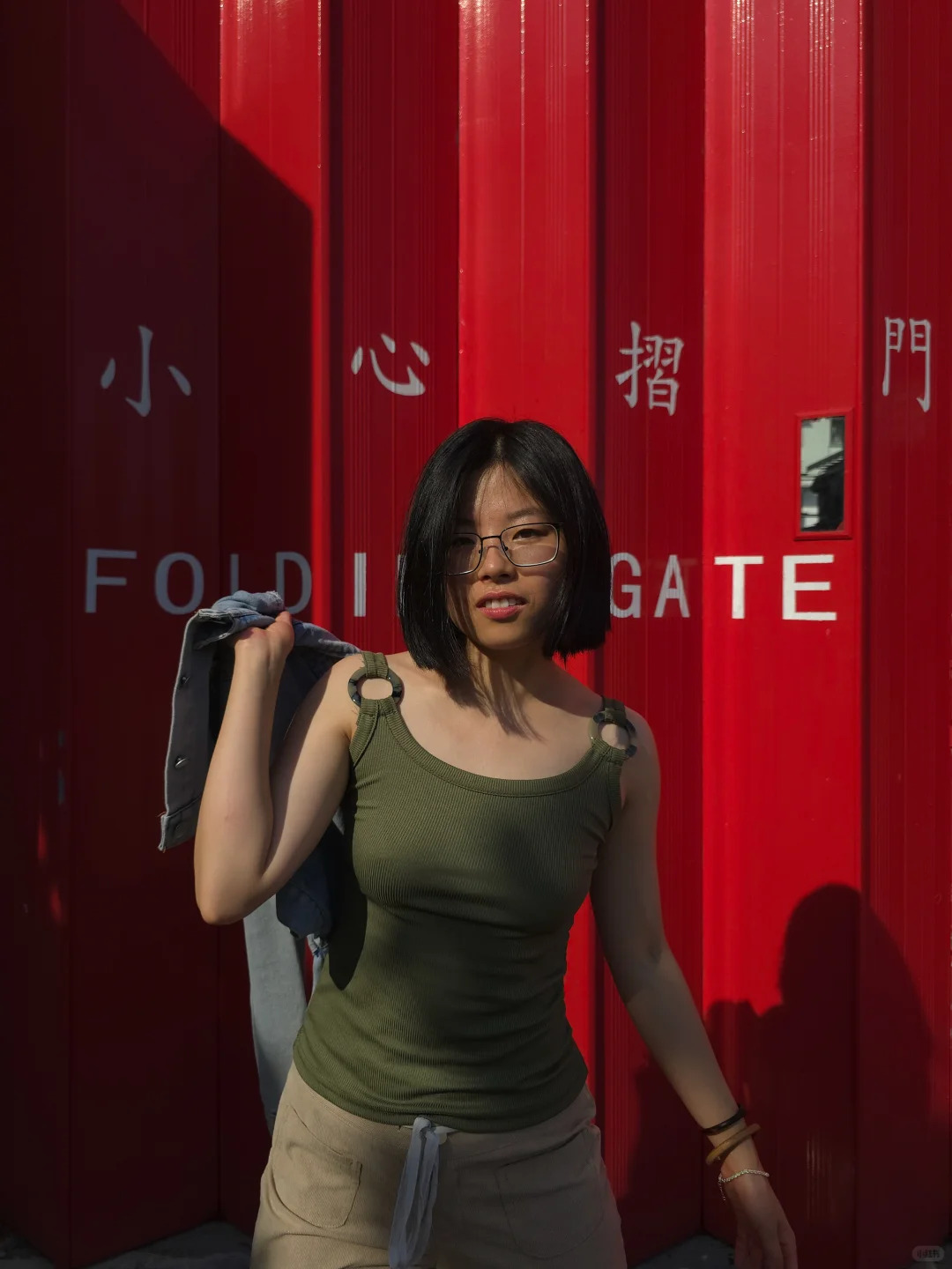 “小心摺門 請勿接近”